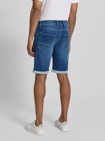 Mężczyznamodel nosi Bermudas in Denim-Optik od MAC, krój regular fit, efekt znoszenia, wpuszczane kieszenie, brzeg, imitacja denimu, kolor niebieski, szerokość w rozmiarze 32: 44 cm, długość wewnętrzna nogawki w rozmiarze 32: 25 cm, całkowity widok z tyłu.