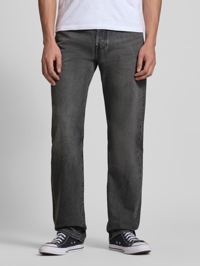 Männermodel trägt Wide Leg Fit Jeans mit Eingrifftaschen Modell '501®' von Levi's®, grauer Used-Look, aus reiner Baumwolle, Ganzkörperansicht von vorne.