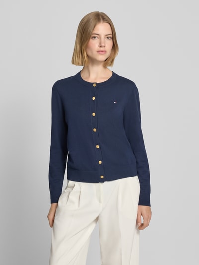 Modelka kobieca nosi Regular Fit Strickjacke aus Baumwoll-Mix mit goldenen Knöpfen von Tommy Hilfiger, granatowy, gładka faktura, zdjęcie całej sylwetki z przodu, damski kardigan rozpinany.