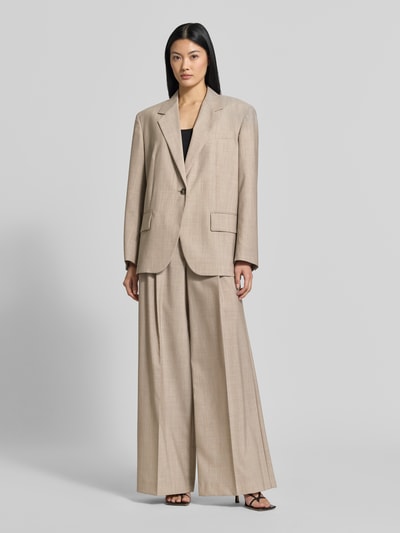 Frauenmodel trägt Regular Fit Longblazer aus reiner Schurwolle Modell 'ATTILA' von Weekend Max Mara in Beige, Ganzkörperansicht von vorne.