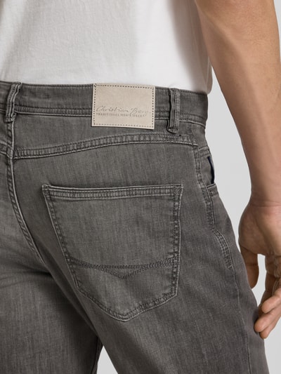 Männermodel trägt Jeans mit 5-Pocket-Design von Christian Berg Men in Grau aus Baumwoll-Mix mit Stretch-Anteil, Detailaufnahme Rückansicht.