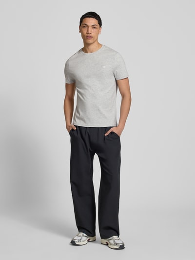 REVIEW Basic Slim Fit T-Shirt mit Flock-Logo auf der Brust Hellgrau Melange 1