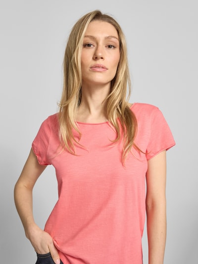 Frauenmodel trägt Relaxed Fit T-Shirt aus reiner Baumwolle von Tom Tailor, Optik: Unifarben, Rundhals, Kurzarm, Rollsaum, Nahaufnahme Oberkörper.