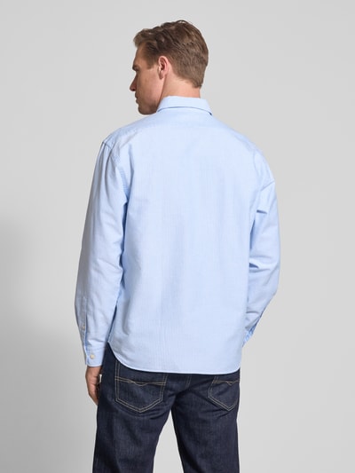Männermodel trägt Koszula casualowa Model 'OXFORD SHIRT' von Selected Homme, wzór w paski, krój relaxed fit, bawełna, ganzkörperansicht rückansicht.