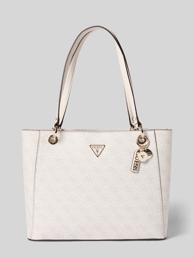 Produktfoto, cremefarbene Handtasche mit Label-Applikation Modell 'NOELLE II' von Guess, Logo-Muster, goldene Details, strukturierte Textur