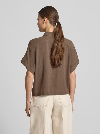 Frauenmodel trägt Regular Fit Bluse aus Viskose-Leinen-Mix Modell 'VIVA' von Selected Femme, Optik: Unifarben, Flammgarn, Ganzkörperansicht Rückansicht.