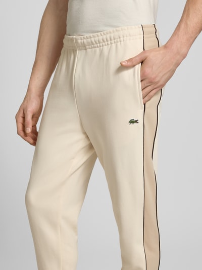 Lacoste Spodnie dresowe z czystej bawełny w kroju regular fit Złamany biały 3