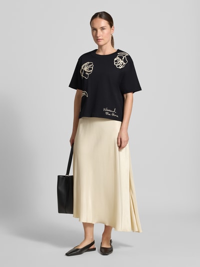 Vrouwenmodel draagt Boxy Fit t-shirt van puur katoen model 'SALA' van Weekend Max Mara, zwart met beige print, Dames t-shirt, geheel vooraanzicht