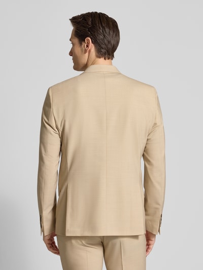 Männermodel trägt Slim Fit 2-Knopf-Sakko mit Pattentaschen Modell 'Allen' von DIGEL aus reiner Viskose in Beige, Ganzkörperansicht Rückansicht.