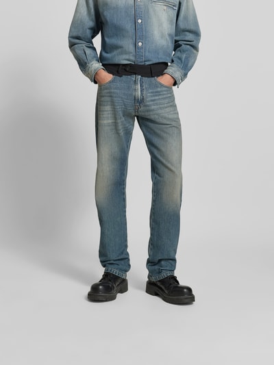 Männermodel trägt Straight Fit Jeans mit kontrastivem Bund von MM6 Maison Margiela aus Reiner Baumwolle, 5-Pocket-Design, Frontansicht.