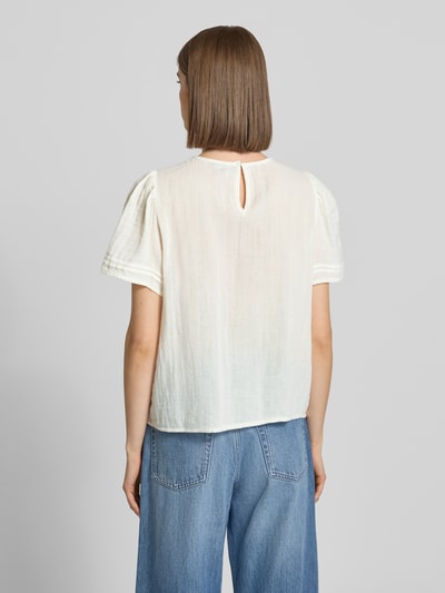 Vrouwenmodel draagt Relaxed Fit blouse uit puur katoen model 'SIKKA' van Pieces in effen kleuren, mousseline, plooien, tuniekkraag, korte mouw, 1-knoopssluiting, rugaanzicht, dames, blouse, look: effen, pasvorm: relaxed fit, materiaalverwerking: mousseline, materiaal: puur katoen, plooidetails, tuniekhals, sluiting: 1-knoopssluiting, mouwvorm: korte mouw, detailopname rug.