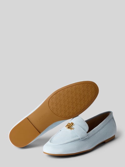 Produktfoto, Loafer aus echtem Rindsleder von Lauren Ralph Lauren in blauer Wildlederoptik, abgerundete Schuhspitze, leichter Blockabsatz, Logo-Applikation, Schlupf/offen, Velours Materialverarbeitung.