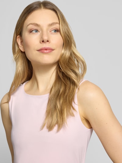 Frauenmodel trägt Top mit Rundhalsausschnitt von Christian Berg Woman Selection in zartem Rosa, elastischer Material-Mix, Nahaufnahme Oberkörper.