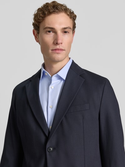 Männermodel trägt Sakko mit Reverskragen und Brustleistentasche Modell 'CATORY' von Drykorn, Material-Mix mit Viskose-Anteil, Regular-Fit, Nahaufnahme Oberkörper.