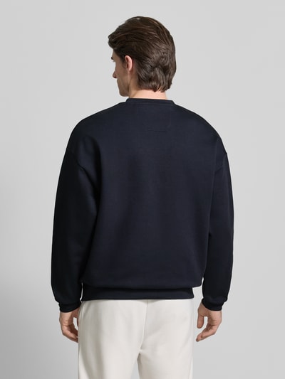 Männermodel trägt Regular Fit Sweatshirt aus Baumwoll-Mix Modell 'STENSON' von BOSS Green in Unifarbe, Ganzkörperansicht Rückansicht.