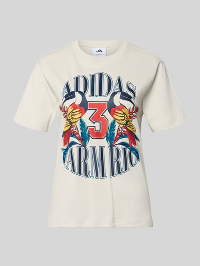 Produktfoto, T-shirt met labelprint van adidas Sportswear in crème met blauwe, rode en gele details, puur katoen, regular fit, ronde hals, ruglengte bij maat S 61 cm
