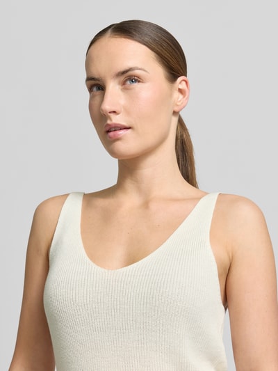 Frauenmodel trägt Regular Fit Strick-Top aus Viskose-Mix Modell 'NEWLEX' von Vero Moda, unifarben mit V-Ausschnitt, Nahaufnahme Oberkörper.