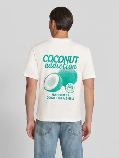 Männermodel trägt Relaxed Fit T-Shirt aus reiner Baumwolle von REVIEW x ANSON'S in Weiß mit grünem Motiv-Print, Rückenansicht, Ganzkörperansicht Rückansicht.