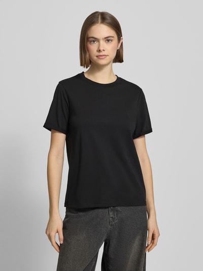 Frauenmodel trägt Regular Fit T-Shirt aus reiner Baumwolle Modell 'RIA' von Pieces, Optik: Unifarben, Feinripp, Rundhals, Kurzarm, Label-Stitching-Applikation, Ganzkörperansicht von vorne.