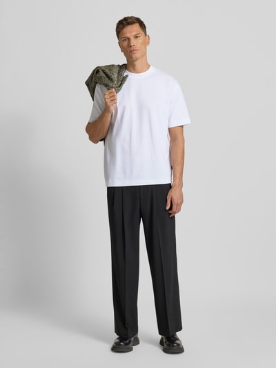 Männermodel trägt Regular Fit T-Shirt aus Baumwoll-Mix Modell 'TEETIM' von BOSS Orange, Optik: Unifarben, Ganzkörperansicht von vorne.