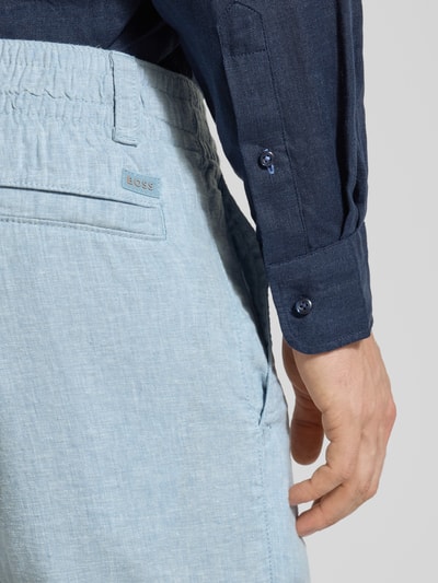 Männermodel trägt Regular Fit Leinenhose aus Leinen-Mix Modell 'Sanderson-L-3' von BOSS, hellblau, Webstruktur, Nahaufnahme Hüfte.
