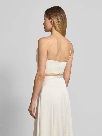 Modelka nosi Cropped Trägertop mit Wasserfall-Ausschnitt von Jake*s Cocktail, satynowy materiał, kremowy kolor, długość tyłu 31 cm w rozmiarze 36, widok sylwetki z tyłu
