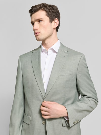 Männermodel trägt Straight Fit Blazer mit Viskose-Anteil von Christian Berg Men in hellem Grau, Elastischer-Material-Mix, Brusttasche, Reverskragen, 2-Knopfleiste, Pattentaschen, Rückenlänge 76 cm, Schulterbreite 49 cm, Ärmellänge 68 cm, Nahaufnahme Oberkörper.