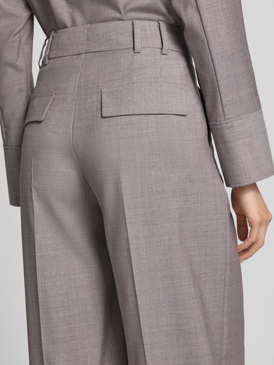 Vrouwenmodel draagt Wide Fit broek uit zuivere scheerwol met persplooien van windsor., Achterzakken, haak- en ritssluiting, detailopname rugaanzicht.