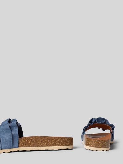 Produktfoto, Slipper aus echtem Leder Modell 'Rocio' von Verbenas in Blau mit Rüschenbesatz, profilierte Sohle, offene Ferse, Absatzhöhe 3 cm, abgerundete Passform.