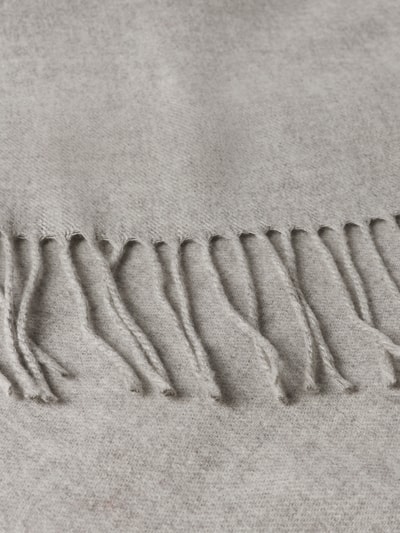 Produktfoto, Schal mit Fransen Modell 'Cashmink' von FRAAS in hellgrauer Strick-Optik, weiche Textur, rechteckiges Design, 31x168 cm.