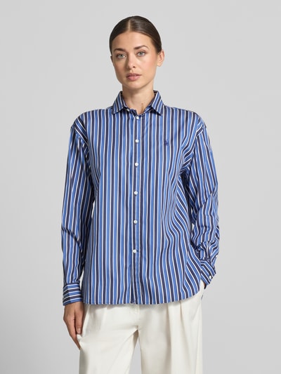 Frauenmodel trägt Relaxed Fit Hemdbluse aus reiner Baumwolle mit Logo-Stitching von Polo Ralph Lauren, blau-weiß gestreift, Ganzkörperansicht von vorne, Damen Hemdbluse von Polo Ralph Lauren.