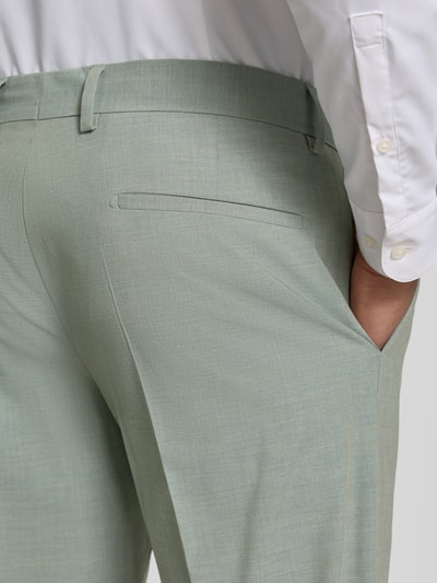 Männermodel trägt Slim Fit Anzughose mit Viskose-Anteil Modell 'MELWIN' von Strellson in Melange-Optik, Nahaufnahme Rückansicht. Herren, Gesäßtasche, Gürtelschlaufen, Bügelfalten, seitliche Eingrifftaschen, Verschluss: Schiebehaken und verdeckter Reißverschluss, feine Textur.