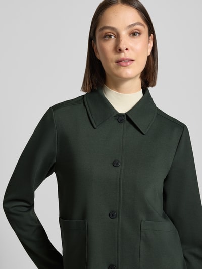 Vrouwenmodel draagt Regular fit damesjack met viscose van FREE/QUENT, Model 'Nanni', platte kraag, opgestikte zakken, Nahaufnahme Oberkörper.