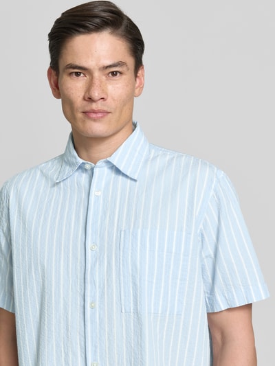 Männermodel trägt Relaxed Fit Freizeithemd aus reiner Baumwolle Modell 'STUART' von SELECTED HOMME, Optik:Allover-Muster, gestreift, Nahaufnahme Oberkörper.