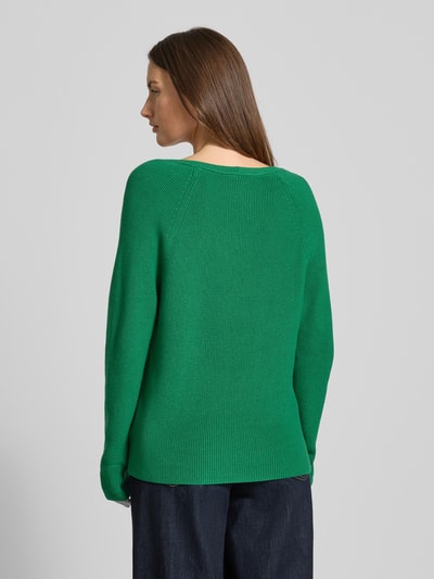 Kobiece model nosi Regular Fit Strickpullover aus reiner Baumwolle od Tommy Hilfiger w zielonym kolorze, dzianina prążkowana, widok całej sylwetki z tyłu.