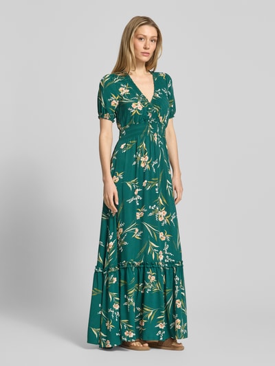 Modelka damska ma na sobie Maxikleid aus Viskose mit V-Ausschnitt von Apricot, zielony, w kwiatowy wzór, krój A-linii, elastyczna talia, długość tyłu w rozmiarze S: 123 cm, szerokość w rozmiarze S: 32 cm, długość rękawa w rozmiarze S: 22 cm, widok całej sylwetki z przodu.