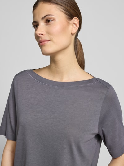 Kobiece modelka nosi Regular Fit T-Shirt aus Lyocell-Baumwoll-Mix od Marc O'Polo, efekt: jednolity kolor, dekolt w łódkę, krótki rękaw, prążkowane zakończenia, drobny splot, mieszanka lyocellu i bawełny, damski t-shirt, Nahaufnahme górnej części ciała