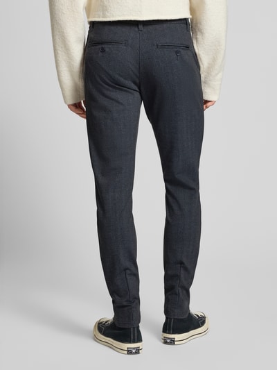 Männermodel trägt Slim Fit Chino aus Viskose-Mix Modell 'MARK' von Only & Sons, kariert, Label-Applikation, Ganzkörperansicht Rückansicht.