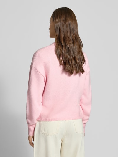 Frauenmodel trägt Regular Fit Cardigan mit Woll-Anteil Modell 'KIRA' von Only in Rosa, Strickoptik, Rückansicht, Oberkörperansicht.