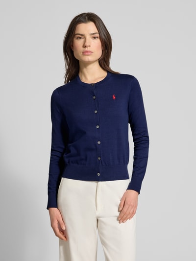 Frauenmodel trägt Regular Fit Strickjacke aus Baumwoll-Mix von Polo Ralph Lauren in Dunkelblau mit rotem Logo-Stitching, Rundhalsausschnitt, durchgehender Knopfleiste und elastischen Abschlüssen, Baumwoll-Mix, Ganzkörperansicht von vorne.