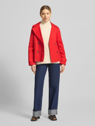Kobiece modelka nosi kurtkę 'Jacke aus Lyocell-Mix' od MORE z mieszanki lyocellu i bawełny, luźny krój, kołnierz z połami, listwa guzikowa 2-rzędowa, patki przy mankietach, wpuszczane kieszenie. Długość tyłu w rozmiarze 36: 61 cm, szerokość ramion: 37 cm, szerokość w rozmiarze 36: 49 cm, długość rękawów: 60 cm. Całkowity widok z przodu.