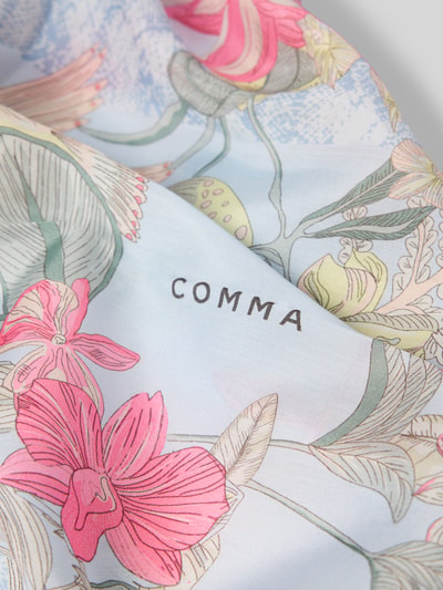 Produktfoto, Schaltuch mit Allover-Muster von comma, quadratische Form, zarte Farben, florales Design, Modal-Mix mit Seide-Anteil, Detailaufnahme