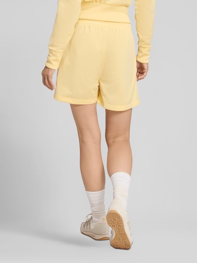 adidas Originals Szorty z wyhaftowanym logo model 'FIREBIRD CLASSIC' Jasnożółty 5