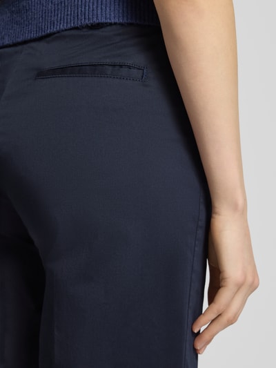 Frauenmodel trägt Culotte mit Eingrifftaschen Modell 'Peggy' von Raphaela By Brax, dunkelblauer Baumwoll-Elasthan-Mix, Detailaufnahme Rückansicht