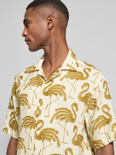 Männermodel trägt Regular Fit Freizeithemd mit Reverskragen von JAKE*S STUDIO MEN mit Flamingo-Muster, durchgehende Knopfleiste, kurzärmelig, Nahaufnahme Oberkörper. Rückenlänge bei Größe M: 71 cm, Schulterbreite: 53 cm, Ärmellänge: 26 cm.