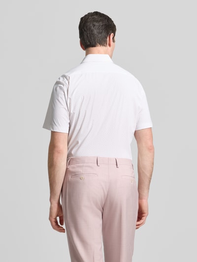 Männermodel trägt Regular Fit Freizeithemd mit Kentkragen Modell 'LIAM' von BOSS, Optik:Allover-Muster, Materialverarbeitung: Popeline, Ganzkörperansicht Rückansicht.