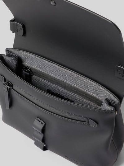 Produktfoto, torba na ramię Umhängetasche mit Logo-Prägung Modell 'SPLÄSH' von GASTON LUGA z główną przegrodą z brzegiem, regulowany pasek na ramię, przegródka zapinana na zamek błyskawiczny zewnętrzna i wewnętrzna, kolor czarny, szerokość w rozmiarze 1: 22 cm, długość w rozmiarze 1: 16 cm, głębokość w rozmiarze 1: 7 cm, długość paska na ramię w rozmiarze 1: 97 cm, faktura matowa, nowoczesny wygląd