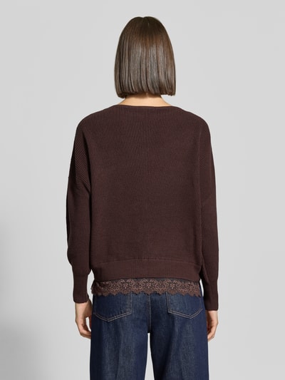 Frauenmodel trägt Regular Fit Pullover aus Baumwoll-Mix von zero in Dunkelbraun mit Strick-Optik und Spitzenbesatz, Ganzkörperansicht Rückansicht.