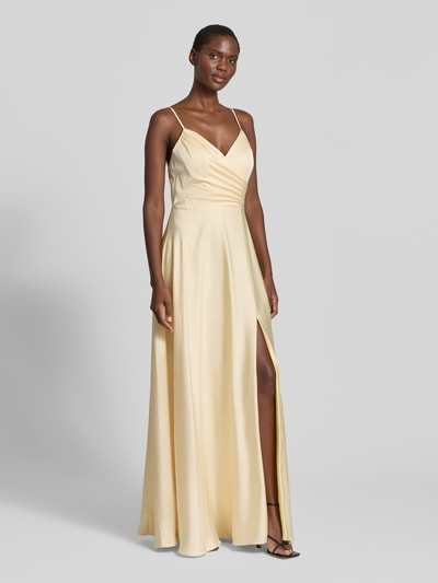 Frauenmodel trägt Maxikleid aus Satin mit Drapierungen von Laona, A-Linie, V-Ausschnitt, Spaghettiträger, sanft glänzende Textur, zartes Gelb, Ganzkörperansicht von vorne.