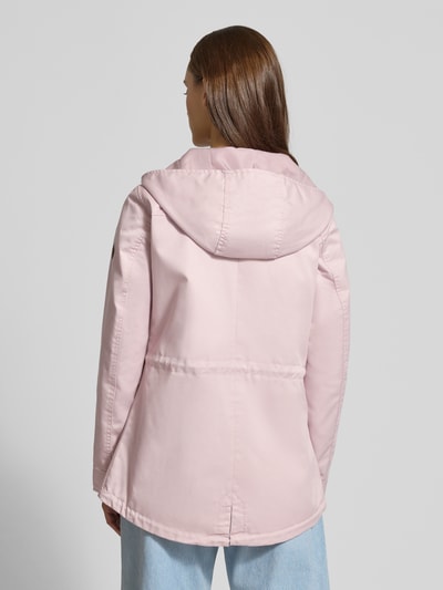 Vrouwenmodel draagt Regular fit parka met katoenanteil model 'LORCA' van Only in effen lichtroze canvas met capuchon, tunnelkoord, klepzakken, borstzak en label patch, lange mouwen; volledige rugaanzicht.
